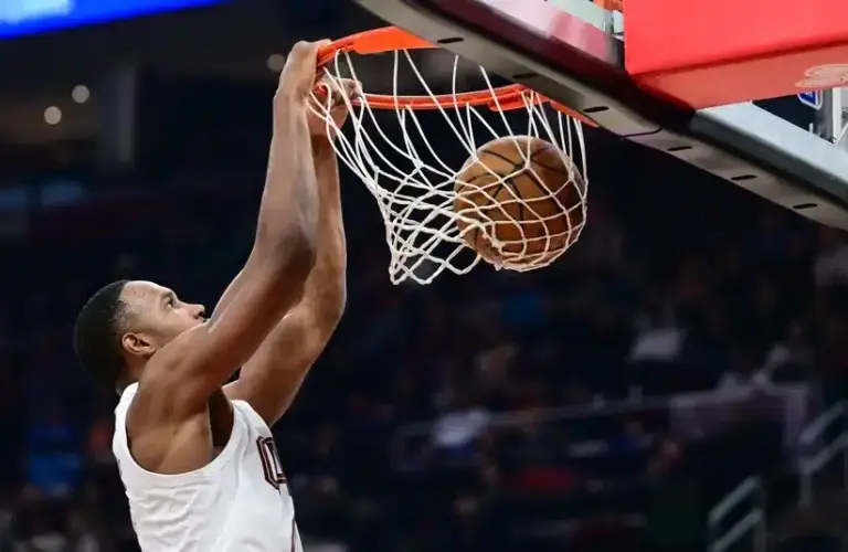 Cleveland Cavaliers center Evan Mobley (4) dunks