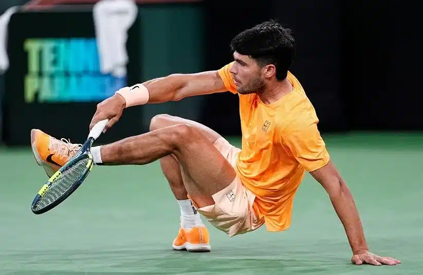 Carlos Alcaraz falls over