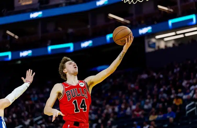 Matas Buzelis hitting a basket