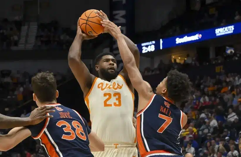 Tennessee Volunteers guard Grant Hurst (23) shoots