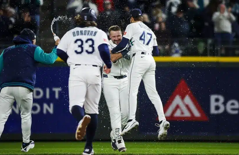Seattle Mariners catcher Cal Raleigh (29, right) celebrates