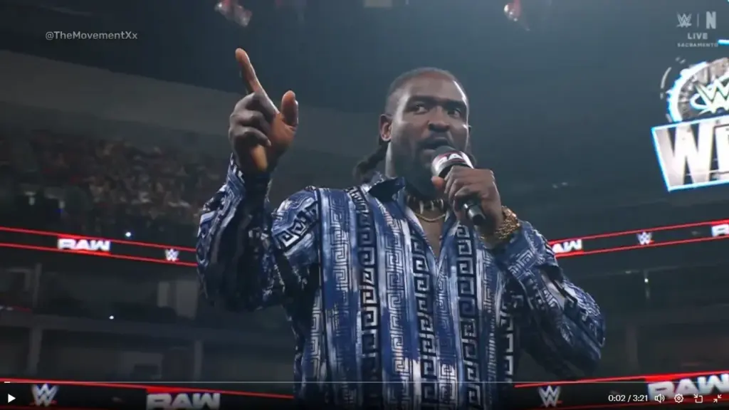 Oba Femi on the microphone.