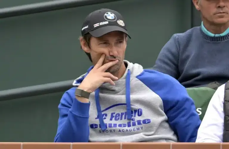 Juan Carlos Ferrero looking at Carlos Alcaraz