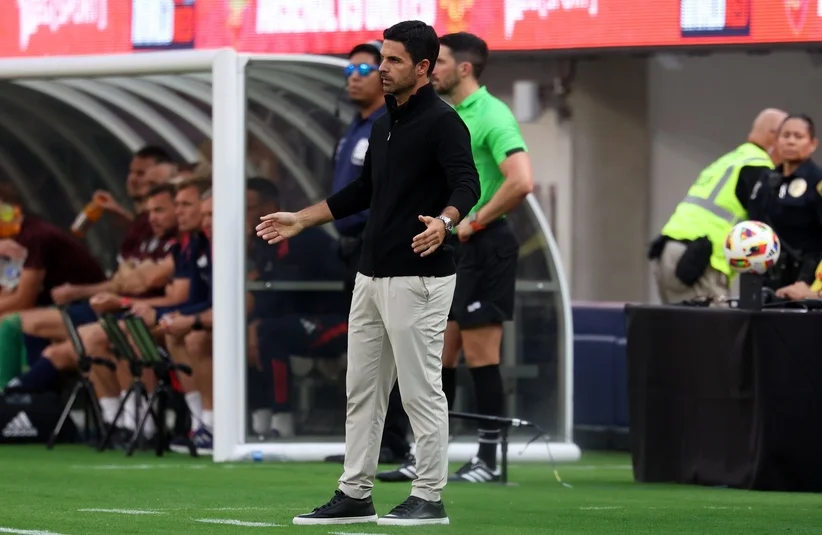 Arteta on the sidelines.