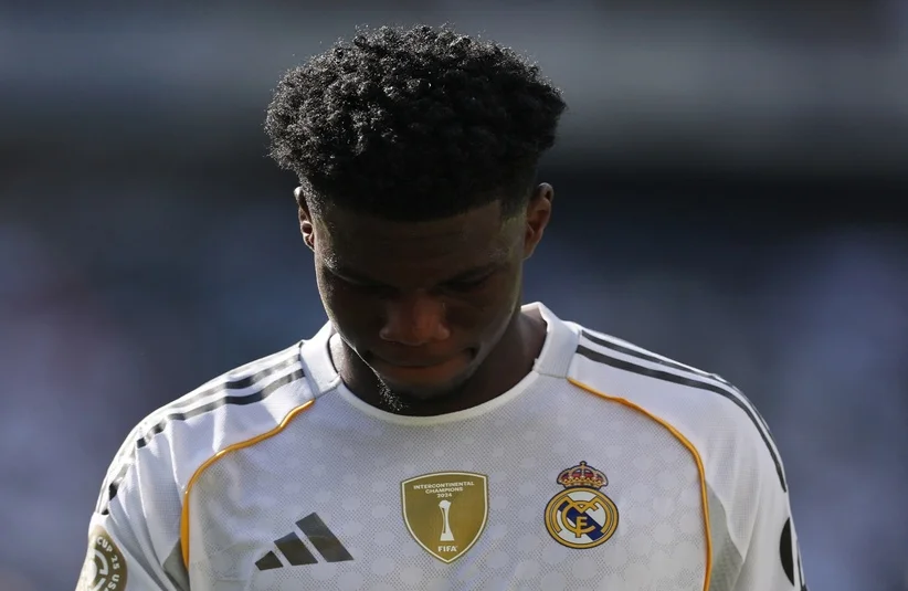 Tchouameni looking at his fellow Real Madrid players