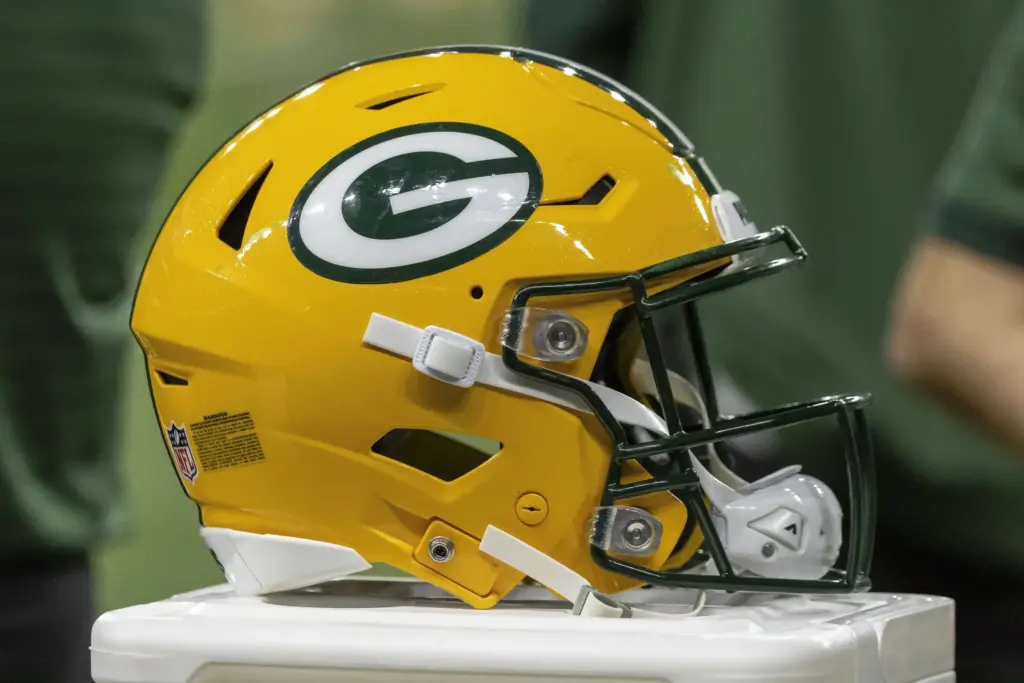Green Bay Packers helmet, Brandon Cisse, Brenton Cox Jr., Kevin Zeitler