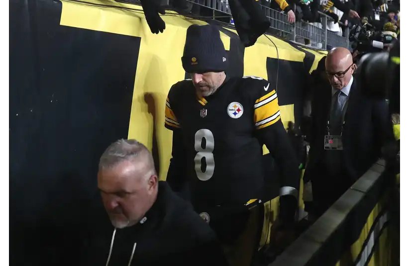 Aaron Rodgers exiting the Pittsburgh field