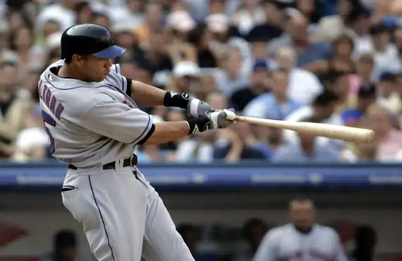 Mets Carlos Beltran hits an rbi single in the 5th against the Yankees.