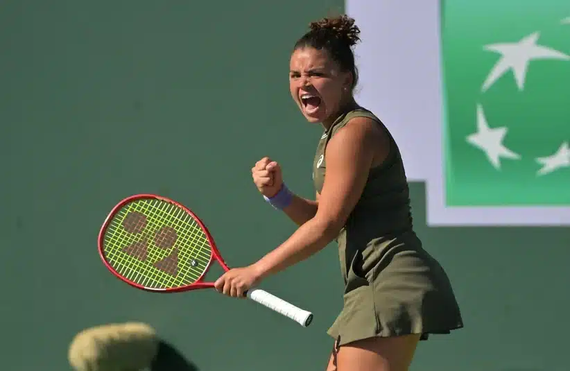 Paolini doing a fist pump during a match