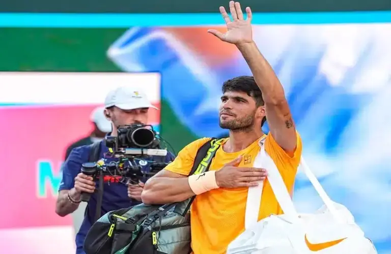 Alcaraz waves to the fans after losing