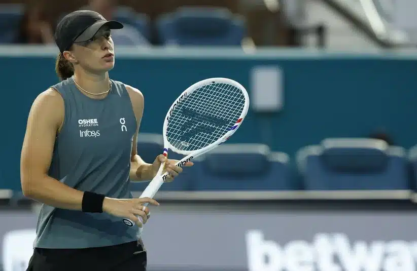 Swiatek looking at her coaching staff