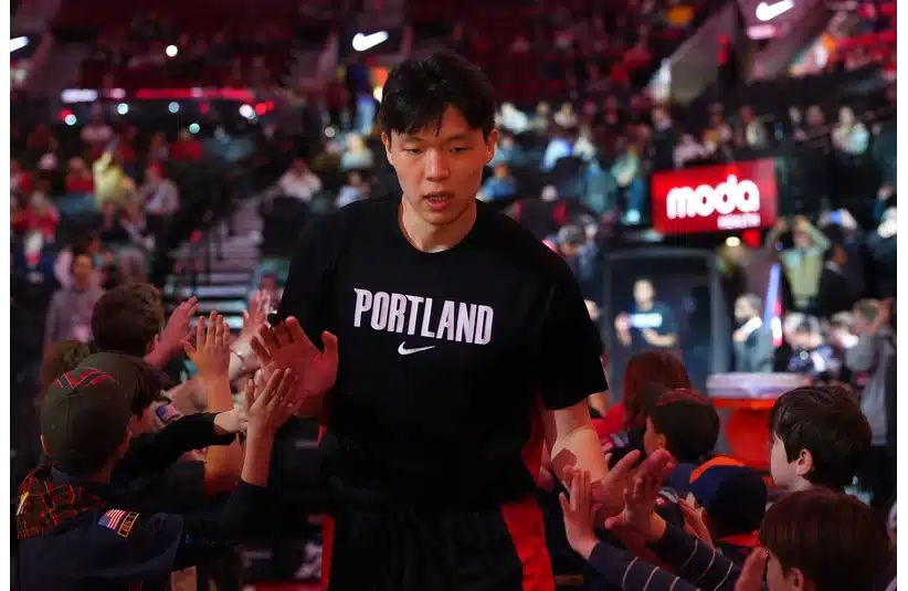 Blazers Yang Hansen on the court