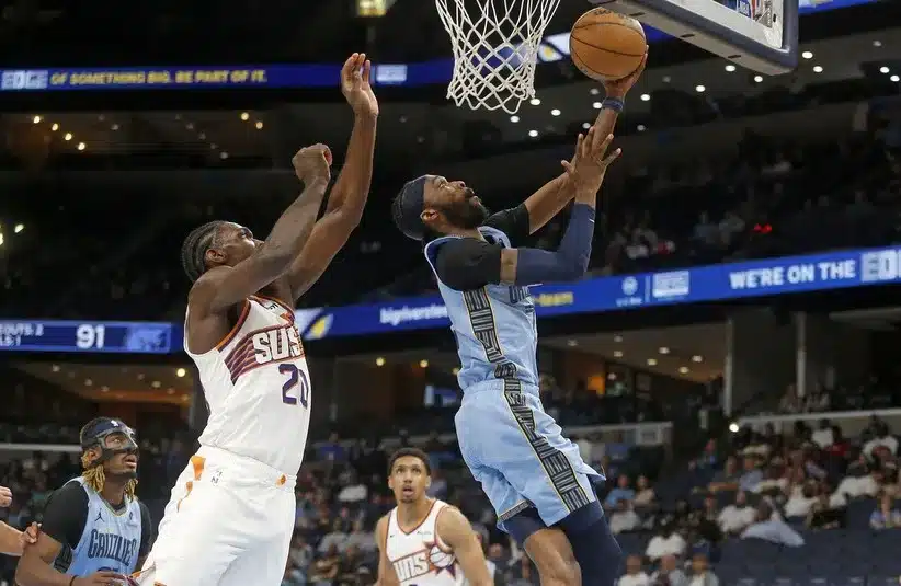 Memphis Grizzlies guard DeJon Jarreau (77) shoots.