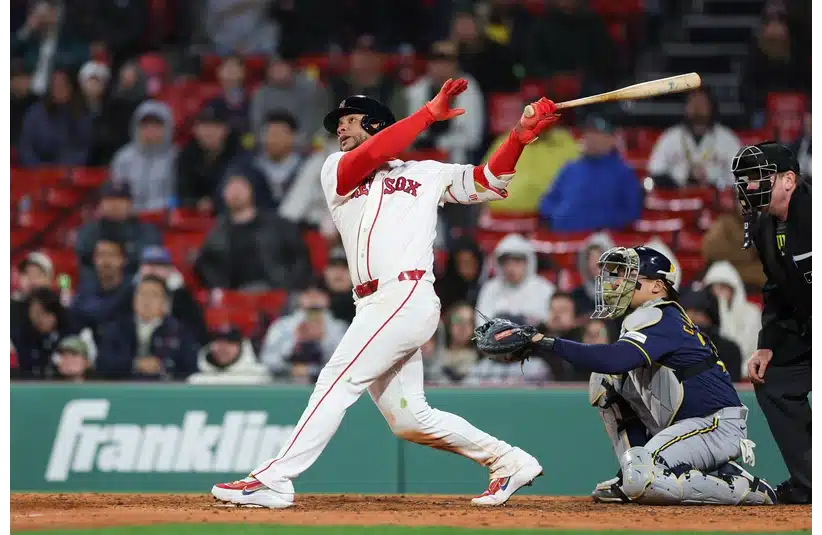 Willson Contreras swinging at a pitch during a game against the Brewers