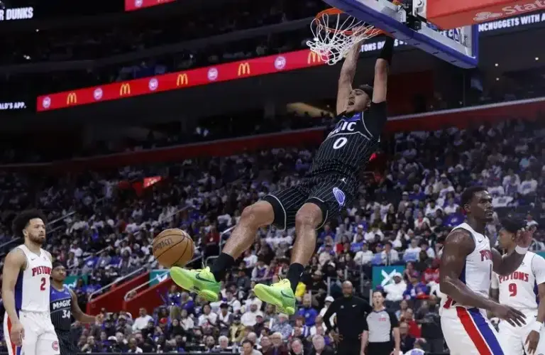 Orlando Magic guard Anthony Black (0) dunks in the first half.