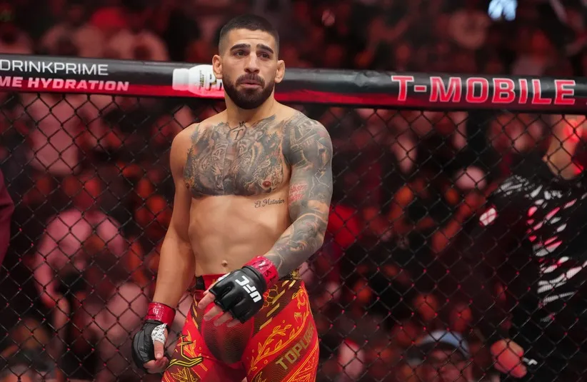Ilia Topuria (red gloves) prior to the fight against Charles Oliveira.