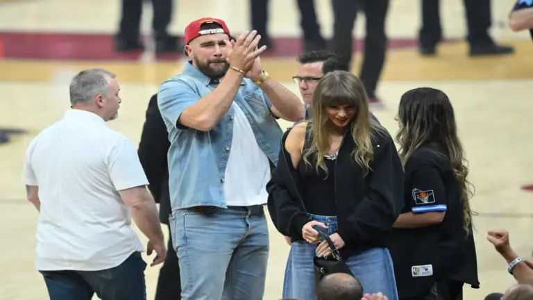 Travis Kelce and Taylor Swift react on the sideline during the first quarter.