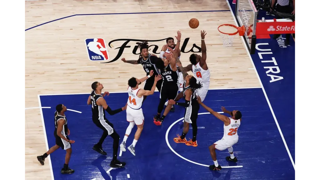 Spurs and Knicks on the court